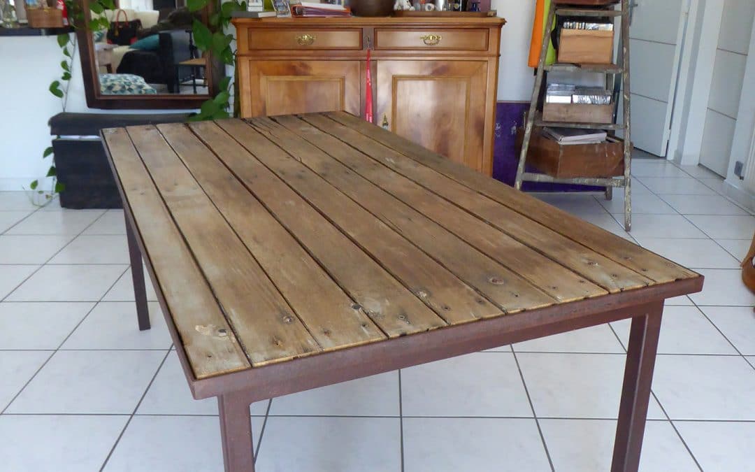 Table indus à partir d’une porte ancienne