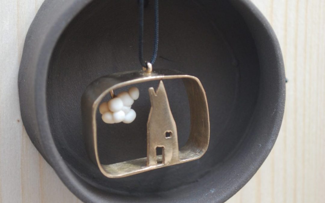 Carole Péron – Bijoux imparfaits de porcelaine et de laiton